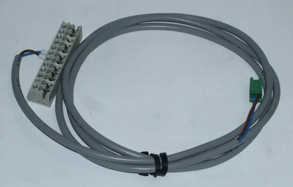 Daikin Kabel mit einem Abgasfühler und mehreren Anschlüssen, ummantelt mit grauem Kunststoff. Verwendbar für spezifische Heizsysteme wie ROTEX GCU compact.